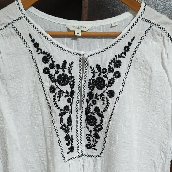 Max Studio White Blouse with Black Embroidery - Picture 3 of 4